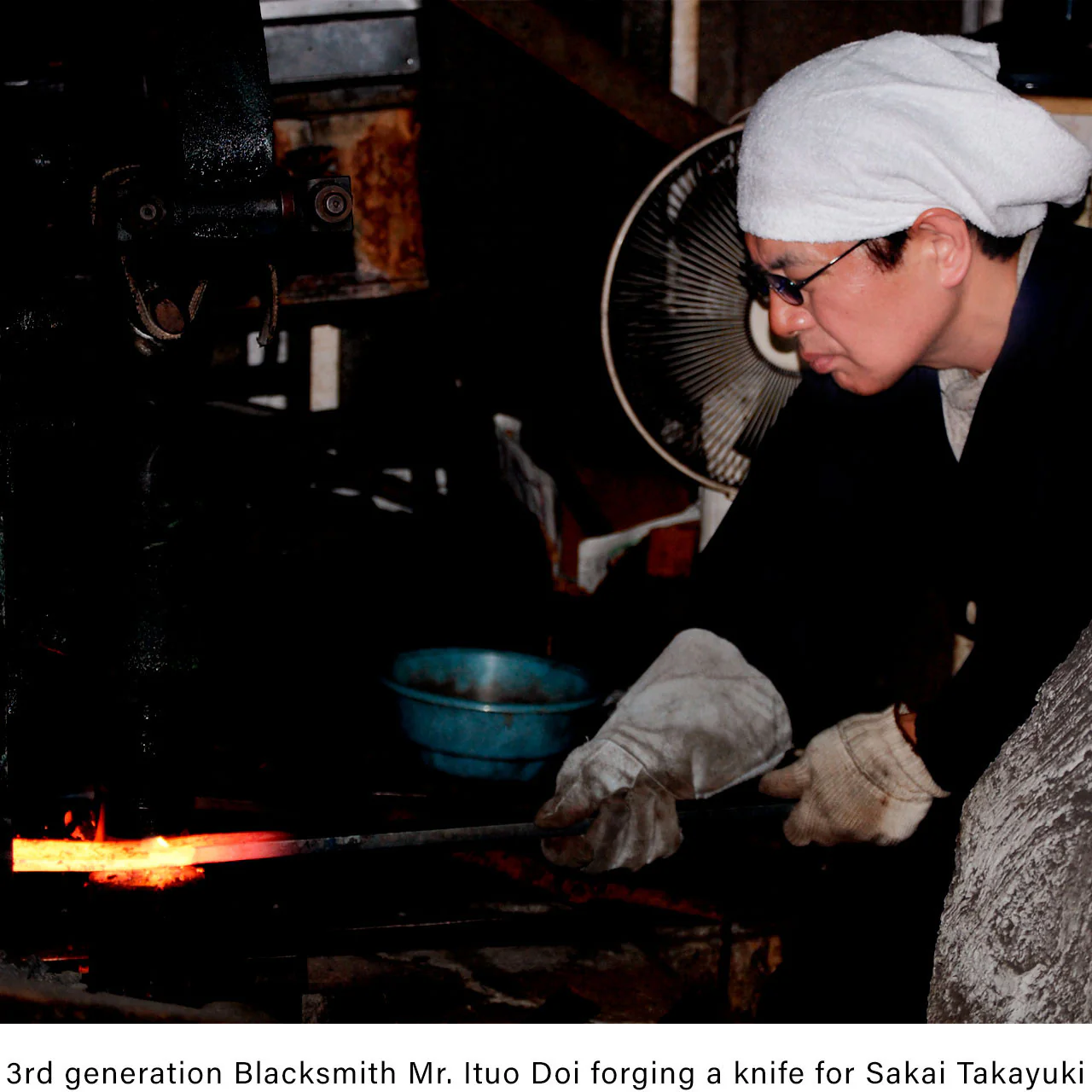 Sakai Takayuki Damascus Hammered VG-10 Santoku 170mm (6.7") with Wa-handle - Image 6