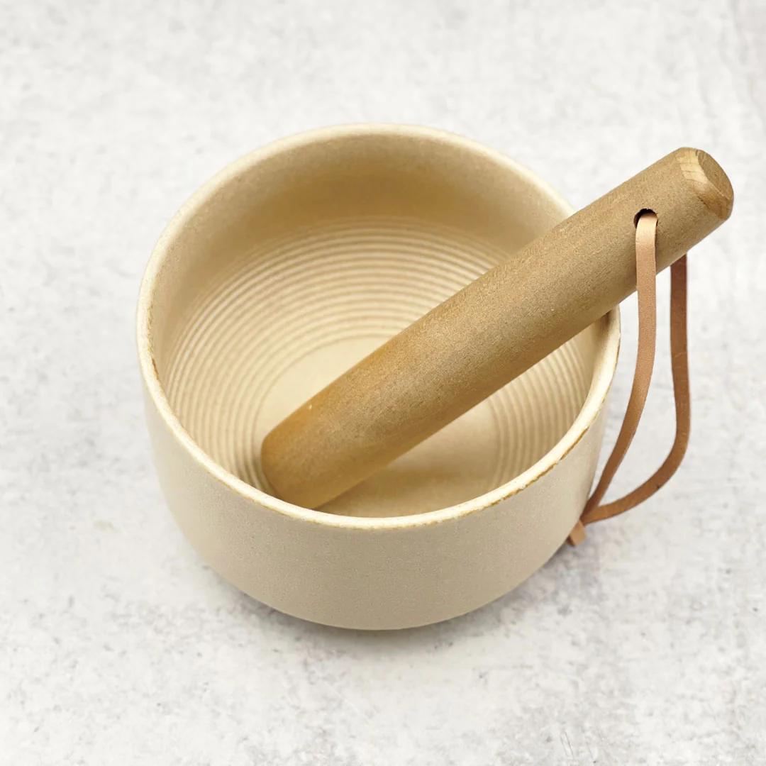 Yamatsu Matcha Tea Bowl Beige Combed Interior 12 fl oz / 5.9" dia with Muddler - Image 3