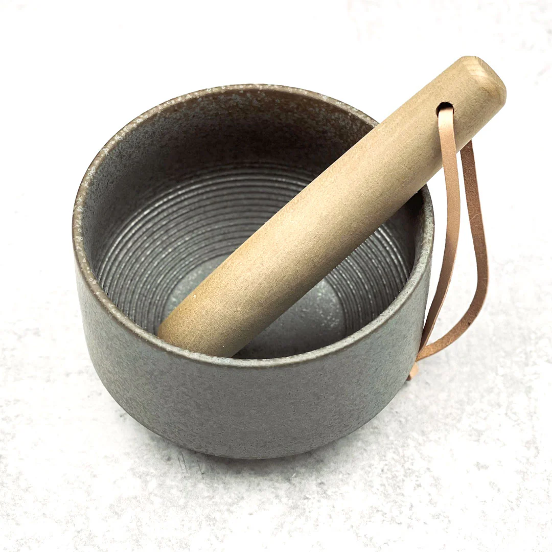 Yamatsu Matcha Tea Bowl Charcoal Combed Interior 12 fl oz / 5.9" dia with Muddler - Image 5