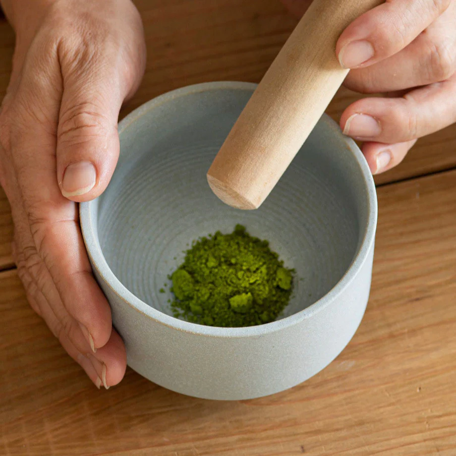 Yamatsu Matcha Tea Bowl Charcoal Combed Interior 12 fl oz / 5.9" dia with Muddler - Image 7